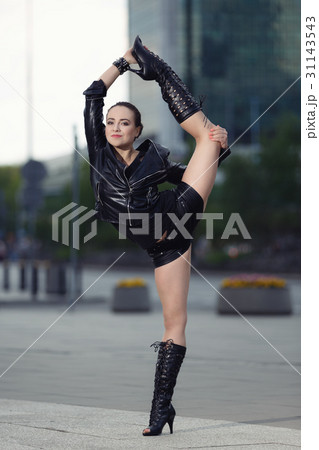 Beautiful woman performing acrobatics in the city Beautiful woman performing acrobatics in the city 31143543