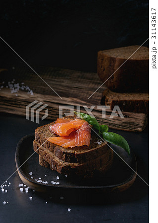 Rye bread with smoked salmon 31143617