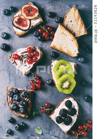 Dessert sandwiches with berries Dessert sandwiches with berries 31143626