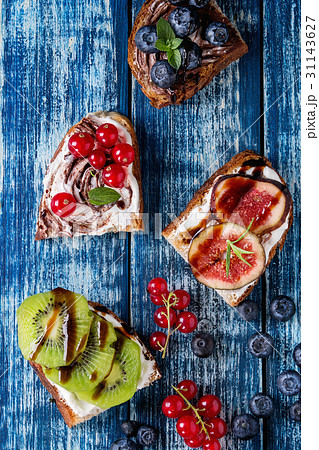 Dessert sandwiches with berries 31143627