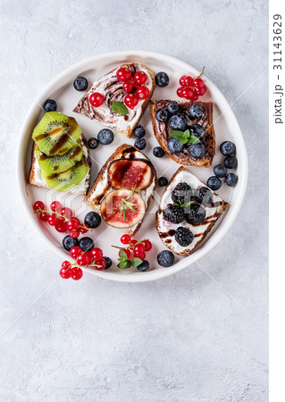 Dessert sandwiches with berries Dessert sandwiches with berries 31143629