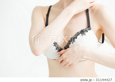 下着姿の女性・白バック 31144427