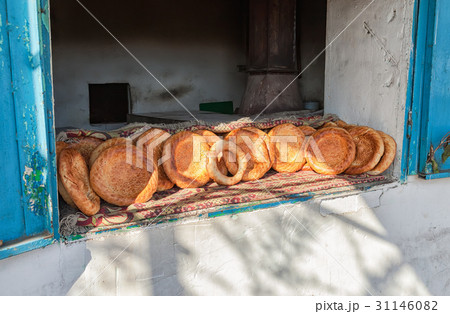 Traditional uzbek flatbread with sesame seeds  31146082