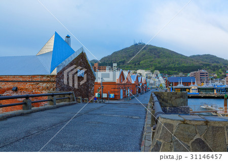 函館の赤レンガ倉庫街と函館山 函館の赤レンガ倉庫街と函館山 31146457