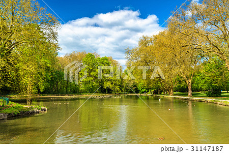 Pond at the Chateau de Cheverny, one of the Loire Pond at the Chateau de Cheverny, one of the Loire 31147187