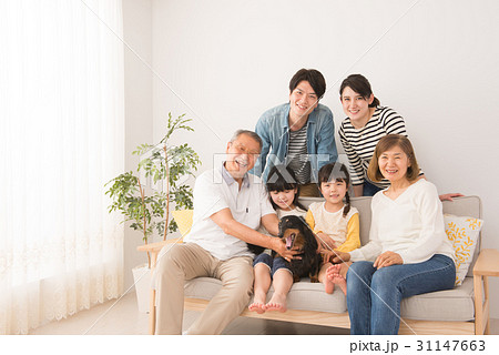 三世代家族 ペット ポートレート イメージ 31147663