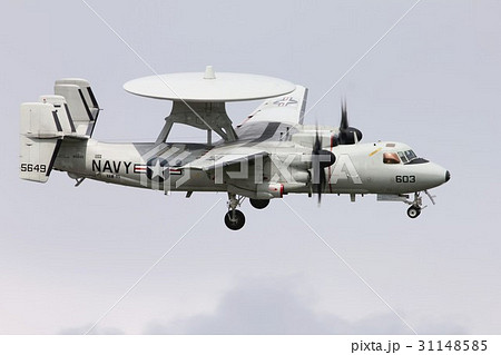 飛行するアメリカ海軍の空母艦載機E-2Cホークアイ早期警戒機 31148585