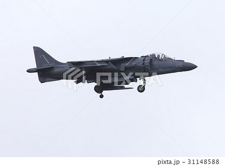 飛行中の米海兵隊AV-8Bハリアー垂直離着陸攻撃機 31148588