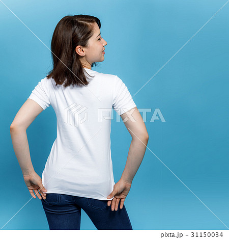 Tシャツの背中を見せる女性の写真素材