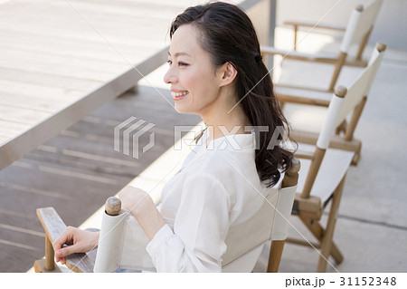くつろぐ女性 31152348