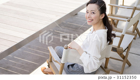 くつろぐ女性 31152350