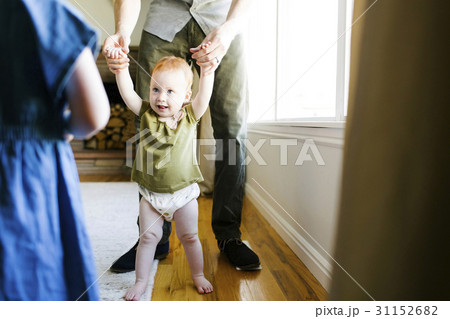 Father walking with daughter (12-17 months) 31152682