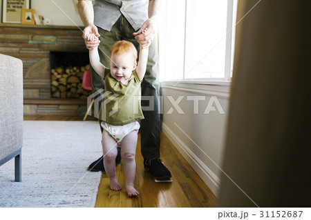 Father walking with daughter (12-17 months) 31152687
