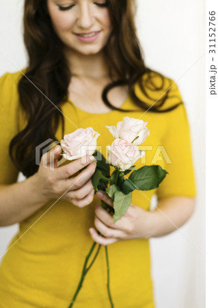 Woman holding roses 31152766
