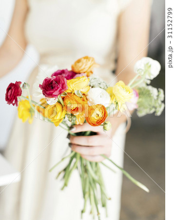 Woman holding bunch of flowers 31152799