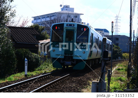 ローカル線を走る気動車 31153352
