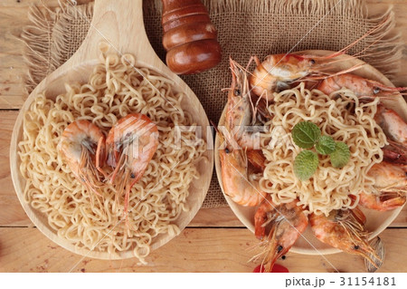 Instant noodle and shrimp baked is delicious. Instant noodle and shrimp baked is delicious. 31154181