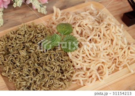 Instant noodle and dry instant vegetable noodle. Instant noodle and dry instant vegetable noodle. 31154213