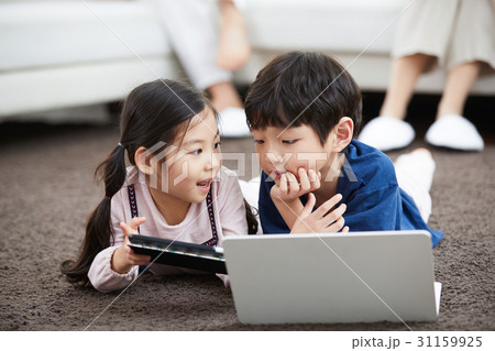 少年 少女 カーペット 31159925