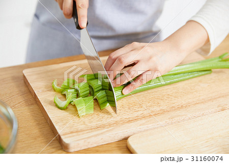 料理の 料理中 トリミング 31160074