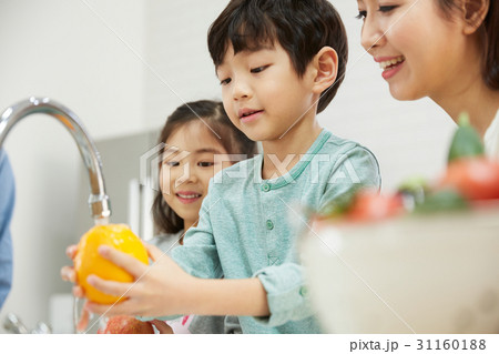 家族 ファミリー 笑顔 31160188
