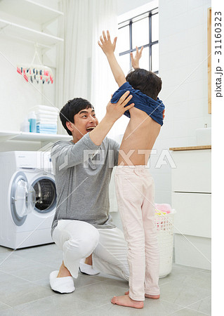 息子 脱ぐ 脱衣 31160323