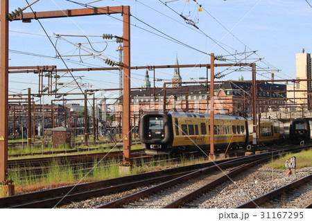 コペンハーゲン中央駅を発車した電車　デンマーク 31167295