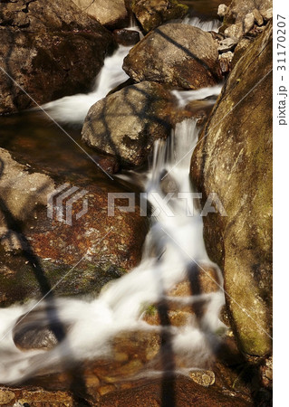 水 岩 石 31170207