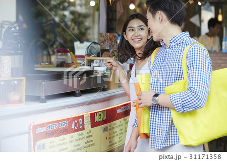 a woman is asking her boyfriend to buy food. 31171358