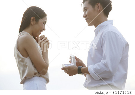 A portrait of a man asking marry to his girlfriend. 31171518
