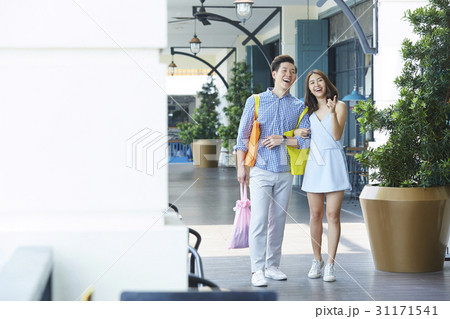 Happy couple with shopping bags is pointing and looking. 31171541