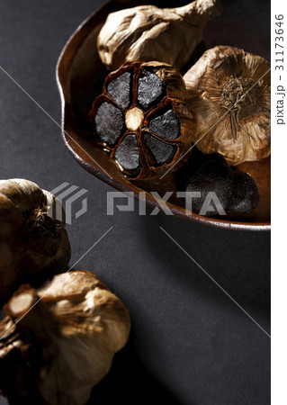 健康食品 黒の背景 ニンニク 31173646