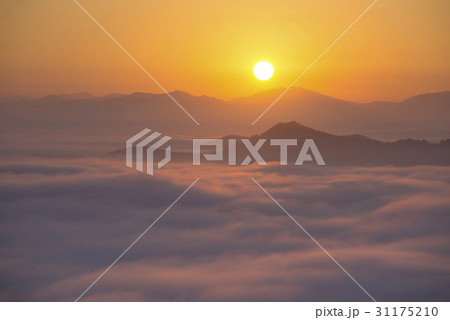 雲 夕焼け オクジョンホ 31175210
