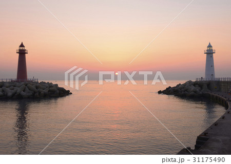 夕焼け 灯台 防波堤 31175490