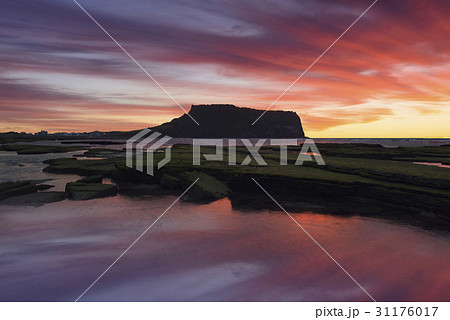 反射 反影 城山日出峰 31176017