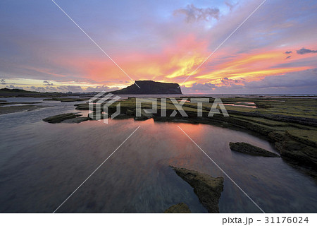 光打撃海岸 夕焼け 城山日出峰 31176024