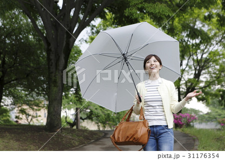 ビジネスウーマンの出勤イメージ ビジネスウーマンの出勤イメージ 31176354