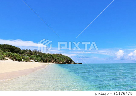 沖縄　池間島の綺麗な青空と青い海 31176479