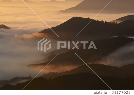 夕焼け 山 霧 31177025