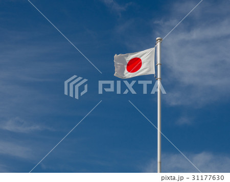 はためく日本国旗と青空 はためく日本国旗と青空 31177630