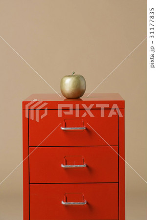 金のリンゴ 赤 リンゴの写真素材