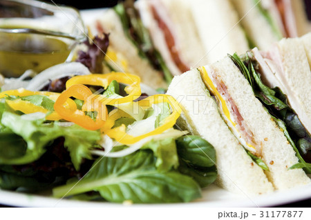 サンドイッチ サラダ フォーカス 31177877
