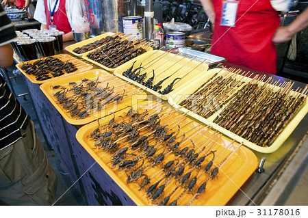 屋台の食べ物 串 屋台 31178016