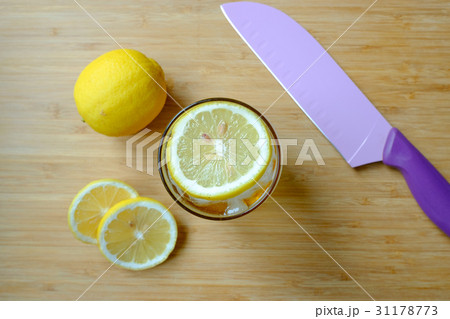 Lemon slices and iced soda water 31178773