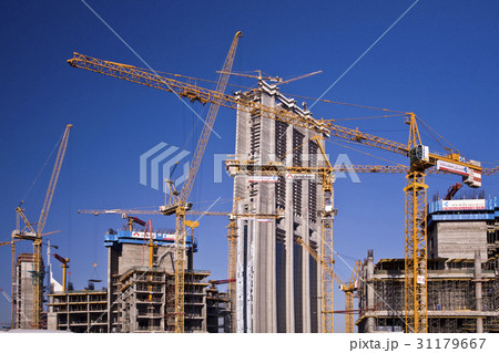 建設現場 高層ビル クレーン 31179667
