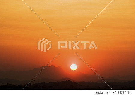 夕焼け 北朝鮮産 山 31181446
