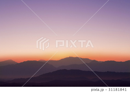 夕焼け 山 屋外 31181841