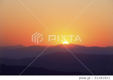 夕焼け 山 日の出 31181921