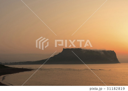 夕焼け 海 城山日出峰 31182819