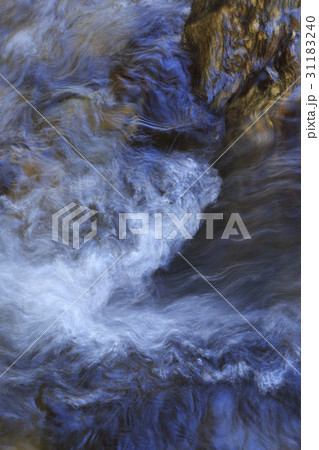 水 流れ 自然 31183240